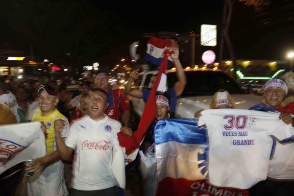 ¡Locura total! La afición olimpista invade las callejas para festejar la copa 30