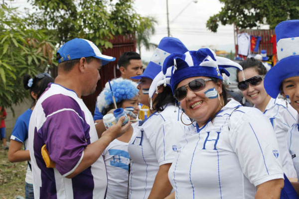 ¡La afición hondureña llenó el estadio Olímpico! .