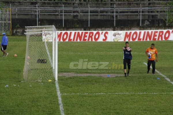 Así de deteriorada luce la cancha del estadio Francisco Martínez de Tocoa
