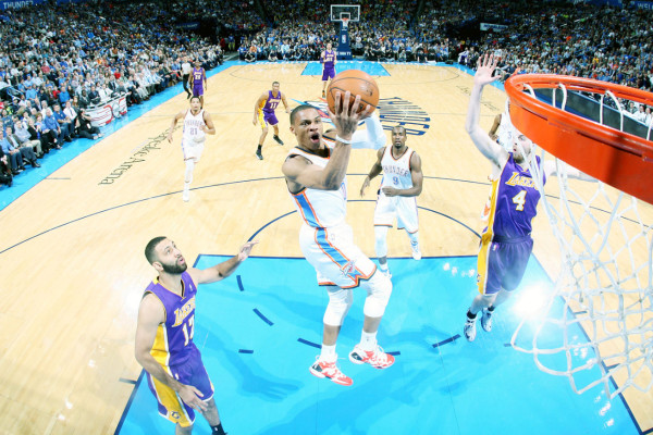 Thunder con reservas se exhibe ante los Lakers
