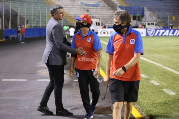 No lo viste en TV: El bonito saludo de Troglio y Diego y los 'cariñitos' en la Ultra Fiel en un bravo clásico