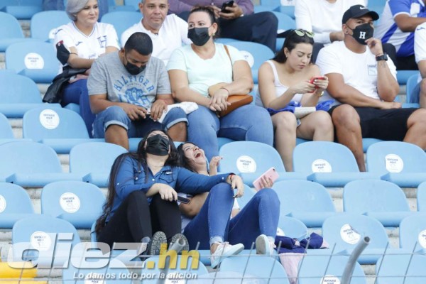 Bellas presentadoras y aficionadas deslumbraron en el estadio Olímpico para el Honduras-Panamá