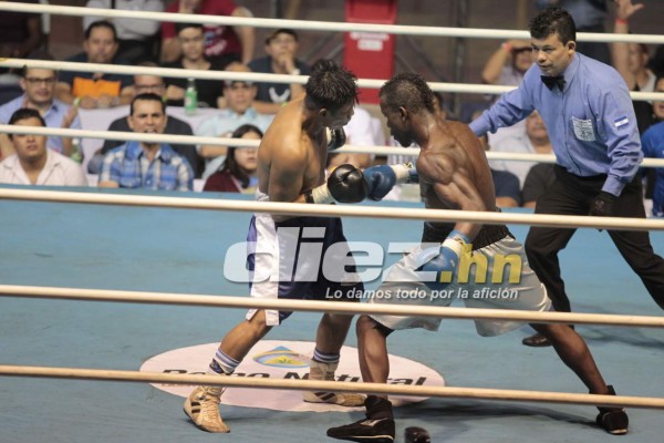 Noche de combates en la Villa Olímpica.