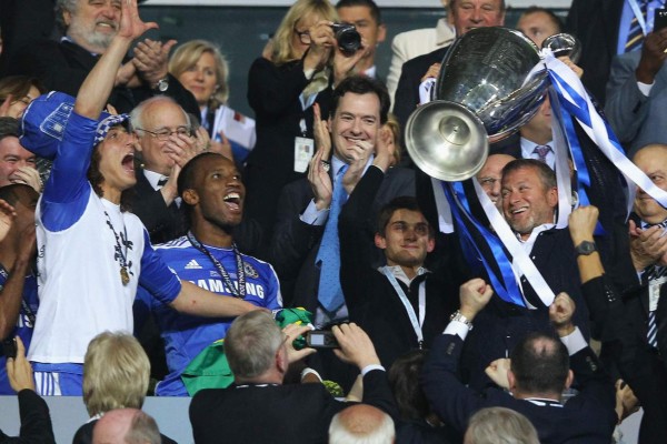 El otro duelo: Los jeques millonarios del Manchester City y Chelsea ¿quién tiene la fortuna más grande?