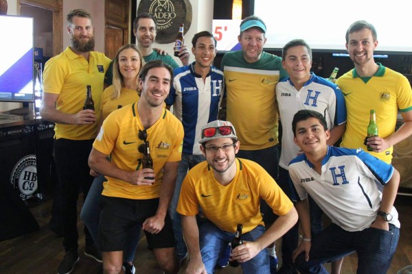 FOTOS: Con cerveza en mano y bailando punta, así la pasaron los australianos en Honduras