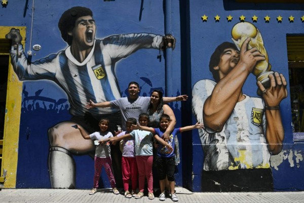 Sigue la tristeza y los homenajes: Las nuevas imágenes por el mundo del adiós a Maradona