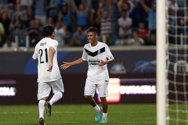 Espectacular gol de Zidane en juego benéfico en Brasil