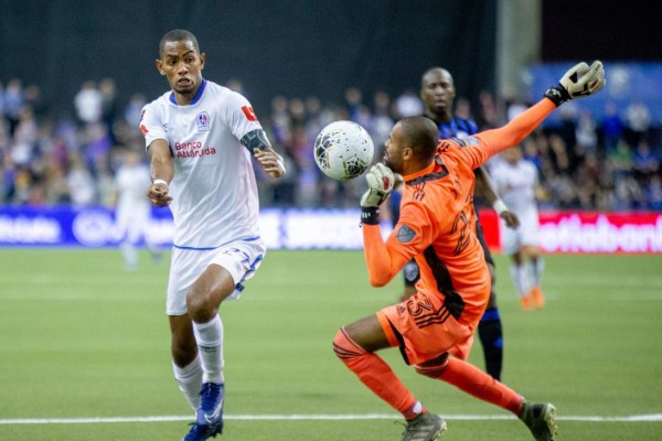 Patón Mejía no se resiste y da tremendo abrazo a Titi Henry: Las imágenes del Impact-Olimpia