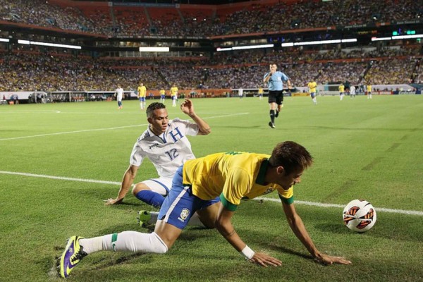 Arnold Peralta, el dolor de cabeza del brasileño Neymar