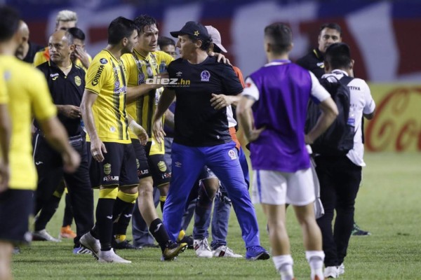 Fotos: Pedro Troglio pierde los estribos tras ser expulsado por el árbitro Saíd Martínez