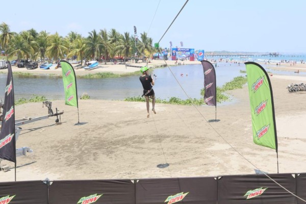 Así se divierten los hondureños en las playas de Tela y Puerto Cortes