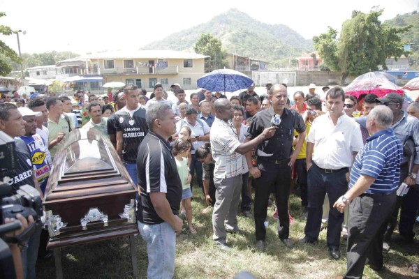 Multitudinario adiós a Enrique Reneau en su natal Jutiapa