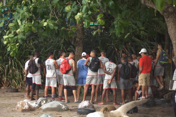 Sonrisas, unidad y el escudo de arena de los jugadores del Vida