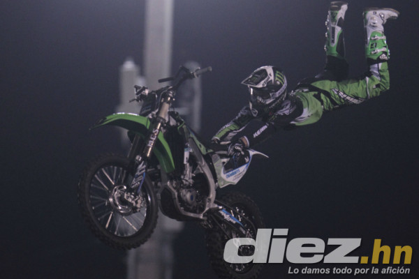 Tegucigalpa vibró con el show en Xpilots