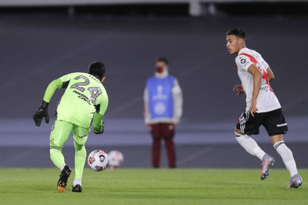 Las insólitas imágenes de Enzo Pérez jugando de portero con River Plate ¡y lesionado!