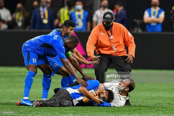 Aficionado que invadió el Honduras-México: 'Me detuvieron, pero valió la pena; Maynor es mi ídolo'