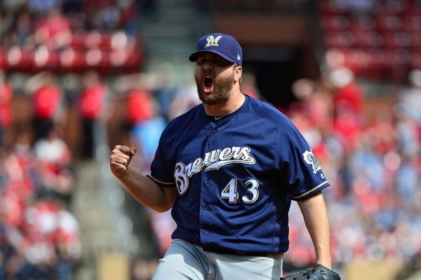 Los exorbitantes salarios de los compañeros de Mauricio Dubón en los Cerveceros de Milwaukee