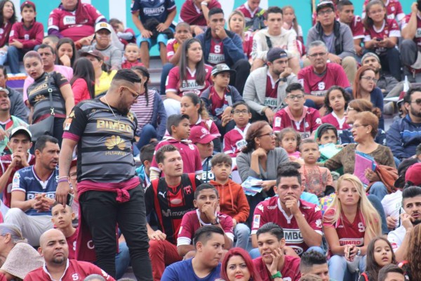 Hondureños viven al máximo el clásico tico que busca a su finalista