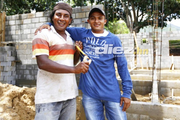 Así trabajaba 'Ñangui' Cardona en la albañilería día a día bajo un sol imperante