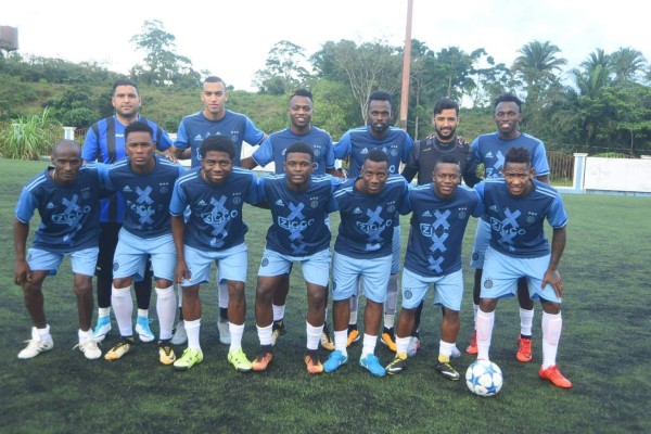 ¡Lindo ambiente! Ex jugadores y legionarios hondureños juegan partido benéfico en La Ceiba