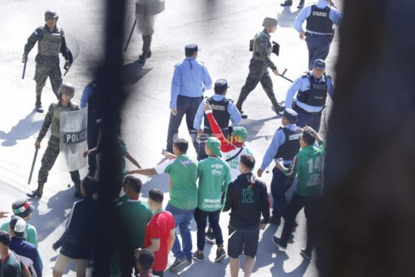 Barra de Marathón y olimpistas vestidos de civiles se agarran a pedradas afuera del Yankel