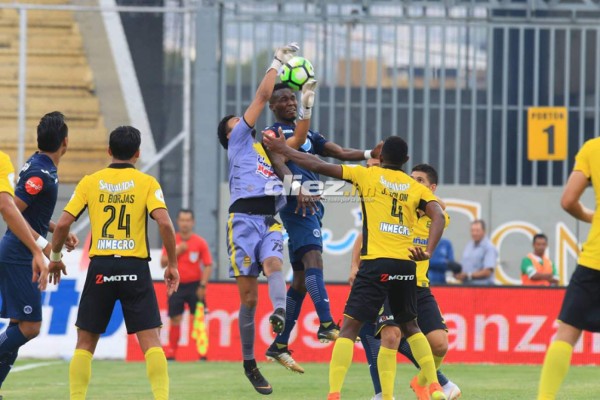 NO VISTE EN TV: Los recogepelotas, el gesto de Licona y la plática Tato-Diego