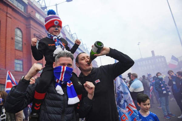Niños heridos, policías y botellas al aire: Así fue la eufórica celebración de la afición del Rangers de Escocia tras campeonizar
