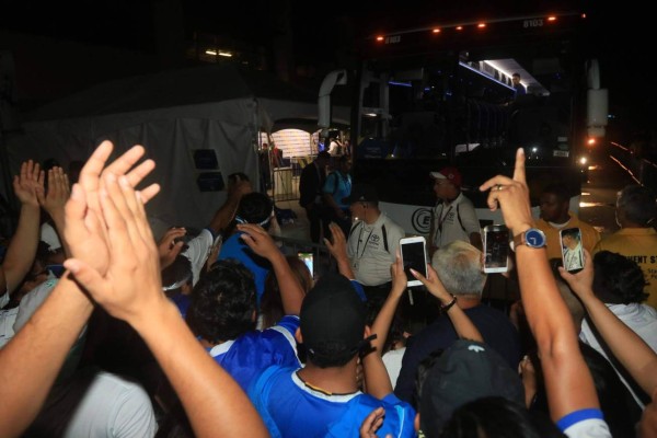 Lo que no se vio en TV: Espectacular despedida en Texas y le quitaron la camisa de Elis a un hincha