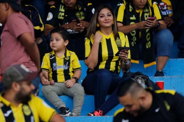 ¡Lindas! El Morazán se iluminó con tanta belleza para el Real España-Motagua