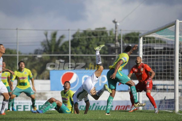 NO VISTE EN TV: Saludo a Vargas, aficionada queda en brasier y niño irrumpe el clásico