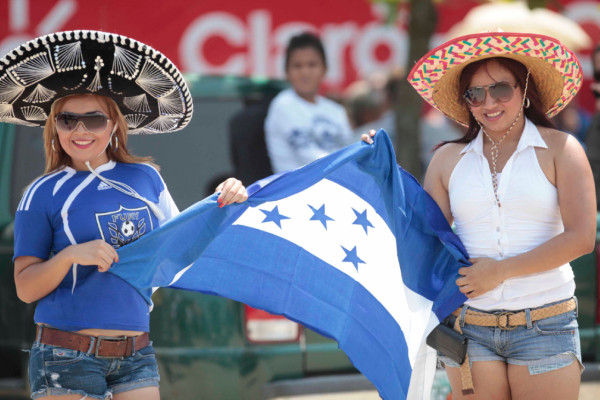 Ambiente Honduras-México en las afueras del Olímpico