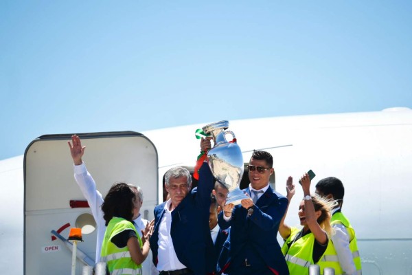 Impresionante recibimiento a Portugal tras arribar a casa con la Eurocopa en mano
