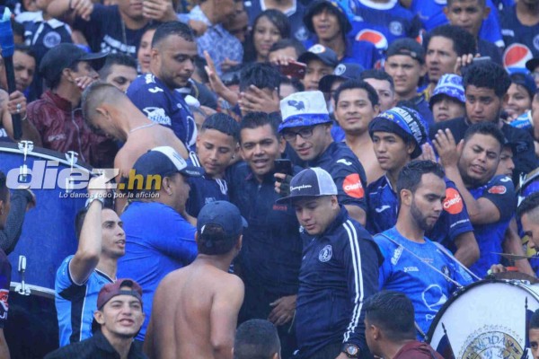 FOTOS: Así vivió Amado Guevara el título de Motagua junto a la barra Revolucionarios