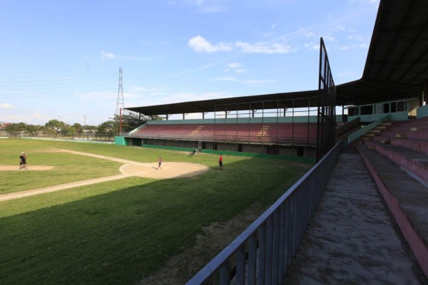 Así se ve el estadio Olímpico con los contenedores fríos para albergar cadáveres por coronavirus