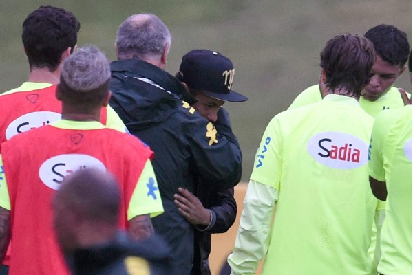 Neymar visitó a sus compañeros la concentración de Brasil.