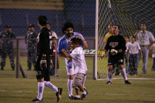 ¡Hotel y camisa de Motagua! El día que Diego Maradona visitó el Estadio Olímpico