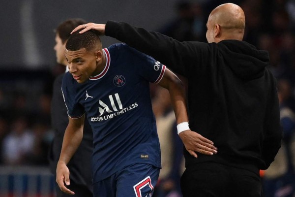 Tumbado en la barrera: las insólitas imágenes de Messi en el triunfazo del PSG sobre el Manchester City