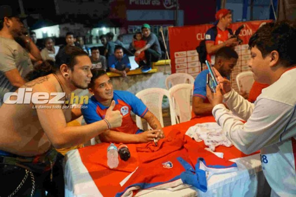Yustin Arboleda se viste de blanco y se deja querer por la afición del Olimpia