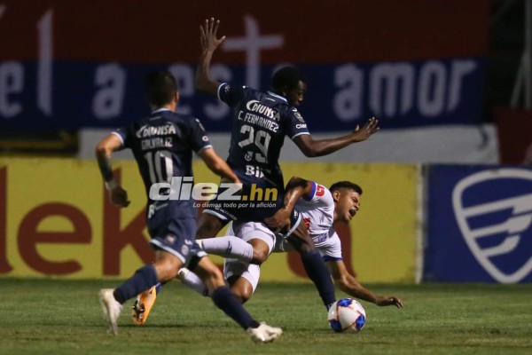 No lo viste en TV: El bonito saludo de Troglio y Diego y los 'cariñitos' en la Ultra Fiel en un bravo clásico