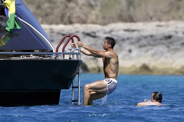 Fotos: Así se la pasa Cristiano en sus vacaciones en Ibiza