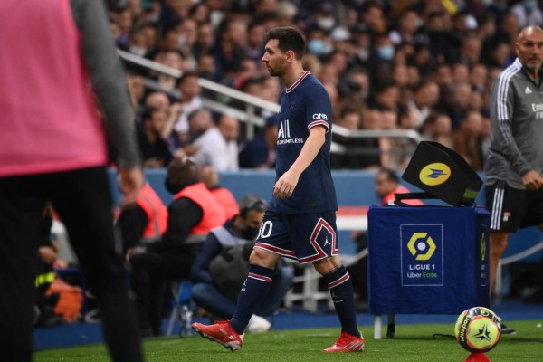 La polémica de Messi con PSG: se enoja con Pochettino tras sustituirle y le niega el saludo en su retiro