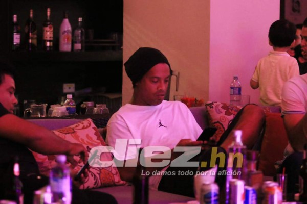 EN FOTOS: Así vivió Ronaldinho el clásico Barcelona-Real Madrid en Honduras