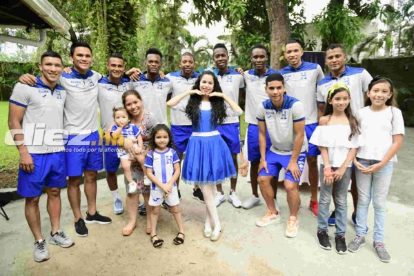 ¡Bonita actividad! Jugadores de la Selección de Honduras dan alegría a niños