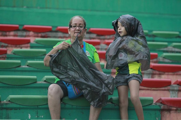 ¡NO SE VIO EN TV! Lindas chicas, la lluvia y la fiel afición en la jornada 13