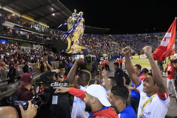 Dos jugadores de otros equipos llegaron a apoyar a Olimpia y el abrazo de Trogio y Vargas