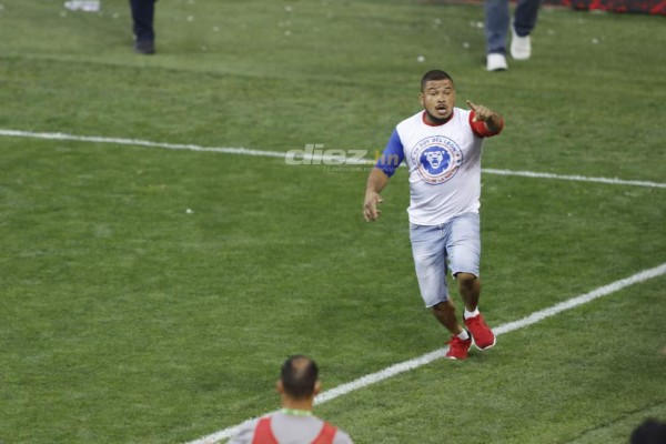 No se vio por TV: Peleas, arrestos, el espontáneo, el 'colado' en celebración de Motagua y la belleza de Elexa Bahr