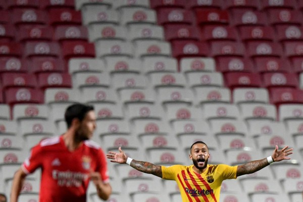 Descalabro catalán: Las caras de Koeman, la foto de Depay; Piqué, abatido en el Benfica-Barcelona
