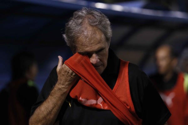 FOTOS: Así fue el sufrimiento de Marito Zanabria antes de renunciar en Real España