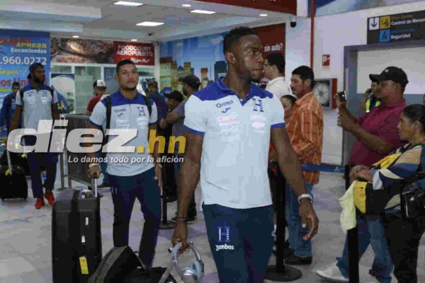 Jugadores de la Selección de Honduras llegan alegres en su regreso de Martinica