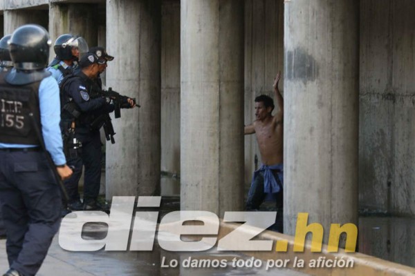 EN FOTOS: Enfrentamiento violento entre barras de Olimpia y Motagua